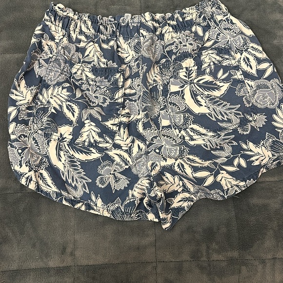 super cute flowy beach shorts flower print with pockets elastic waist - Picture 2 of 4
